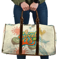 NZ Slang Sweet As Kiwi Shaka Sign Travel Bag New Zealand Surfboards Sun and Tropical Beach Retro TS04 Beige - Polynesian Pride