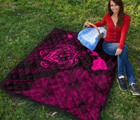 Hawaii Sea Turtle Is Swimming Toward Premium Quilt Pink - Polynesian Pride